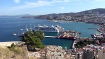 MALTA - Kuşadası Limanı'na 3 Dev Gemi Birden Yanaştı