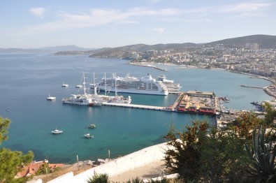 Kuşadası'na Üç Gemi İle 2 Bin 630 Turist Geldi