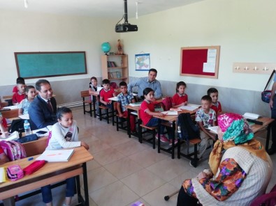 Okullara Yardım Yapan Hayırsever Kadına Plaketli Teşekkür