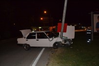 KÖPRÜLÜ - Otomobil Direğe Çarptı Açıklaması 2 Yaralı