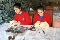 GENÇ KIZLAR - (Özel) 3 Engelli Genç Kız, Engellerini Böyle Aştı