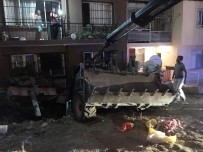 DOĞALGAZ - Park Halindeki Kepçe 5 Katlı Binaya Daldı