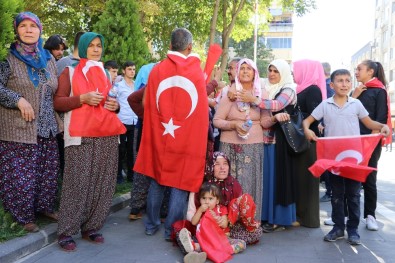 Şehit yakınları valiliğe yürüdü!