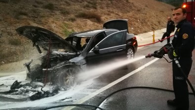 Bursa'da Seyir Halindeki Lüks Araç Alev Alev Yandı