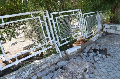 Didim'de Şiddetli Yağış, Tapınağın İstinat Duvarını Çökertti