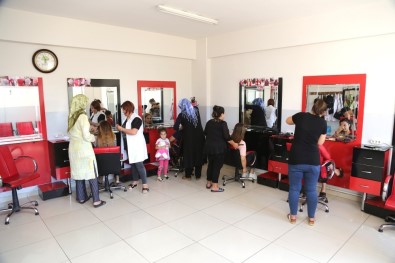 Ev Kadınları Meslek Öğreniyor