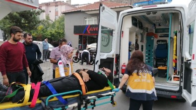 Gebze'de Motosikletle Kamyonet Çarpıştı Açıklaması 1 Yaralı