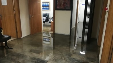 İzmir'de Yağışların Etkisiyle Karakolu Su Bastı