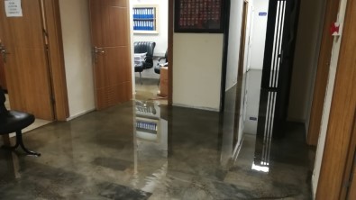 İzmir'de Yağmur Yağdı Polis Merkezini Su Bastı