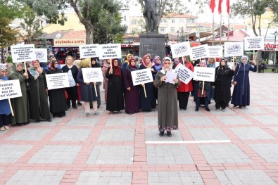 Karamanlı Annelerden HDP Binası Önünde Bekleyen Annelere Destek