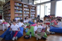 KÜTÜPHANE - Kitap Okuyup Elleriyle Kâğıt Ürettiler