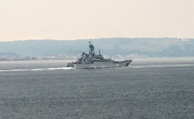Rus Savaş Gemisi 'Azov' Çanakkale Boğazı'ndan Geçti