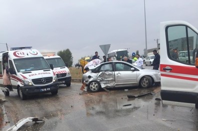 Sungurlu'da Otomobil İle Minibüs Çarpıştı Açıklaması 5 Yaralı
