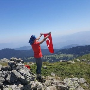 2 Bin 72 Metre Yüksekliğe Tırmanıp Türk Bayrağı Astılar