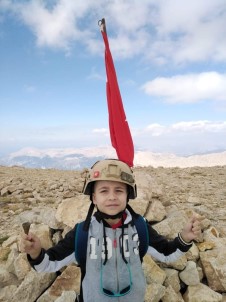 7 Yaşındaki Kartal, 3 Bin Metre Zirvede Türk Bayrağı Açtı
