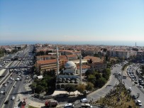 İstanbul sallandı! Cami minaresi yıkıldı