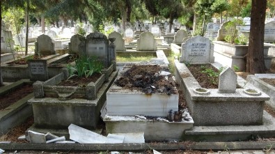 Karı, Koca Ve Oğullarının Mezarları Tahrip Edilerek Yakıldı