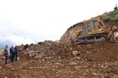 Kayak Merkezi Yolu Genişletme Çalışmaları Devam Ediyor