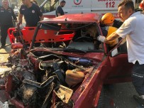 TEMİZLİK GÖREVLİSİ - Kazada Can Pazarı Açıklaması 2 İşçi Yola Savruldu, Sürücüsü Araçta Sıkıştı