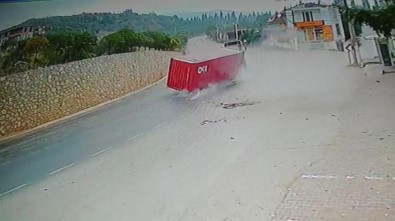 Konteyner Tırdan Böyle Düştü Açıklaması Faciadan Dönüldüğü Anlar Kamerada