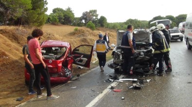 Kontrolden Çıkan Otomobil Karşı Şeride Geçip 2 Araca Çarptı Açıklaması 4 Yaralı