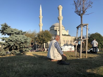 (Özel) Avcılar'da Minaresi Yıkılan Caminin Önünde Böyle Namaz Kıldı