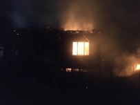 Sakarya'da Çıkan Yangın Ev Ve Samanlığı Kullanılmaz Hale Getirdi