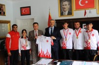 İDRIS GÜLEÇ - Şampiyon Sporculardan Başkan Biçer'e Ziyaret