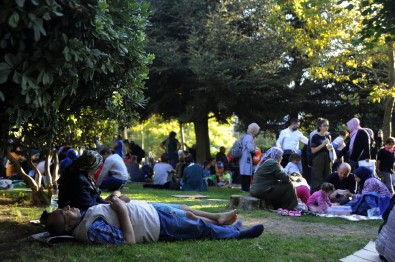 Zeytinburnu'nda Vatandaşlar Parklara Akın Etti