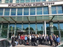 DEVRIM - Hotel Çalışanları Sokağı Temizledi