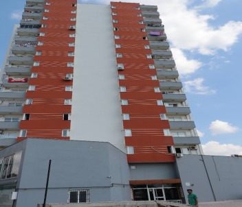 İnşaat Çalışmasında Lüks Apartmanın İstinat Ve Avlu Duvarı Yıkıldı