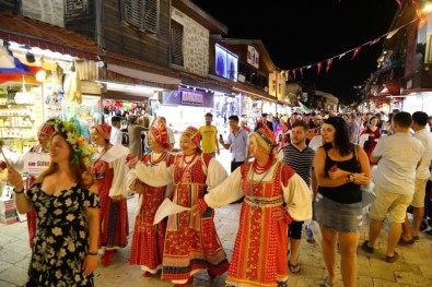 Side'de Şenlik 'Halk Dansları Festivali' İle Devam Ediyor