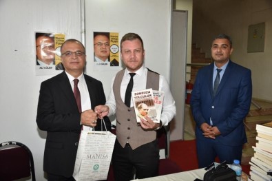 Bahçeli'nin Başdanışmanı Güler Manisa'da İmza Gününe Katıldı