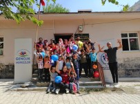 KÜTÜPHANE - Gençlik Merkezinin Gönüllü Gençlerden Örnek Davranış