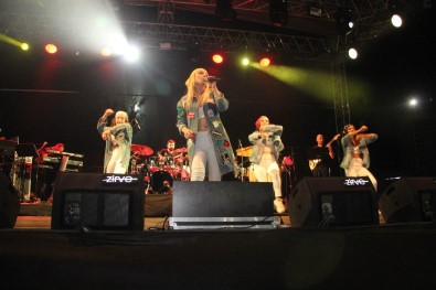 Kilis'te Ece Seçkin Hayranlarıyla Buluştu