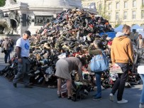Paris'te Bomba Kurbanları İçin Ayakkabı Piramidi Oluşturuldu