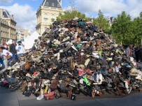 MİSKET BOMBASI - Paris'te Mayın Ve Bomba Kurbanlarına Destek İçin Ayakkabı Piramidi Oluşturuldu