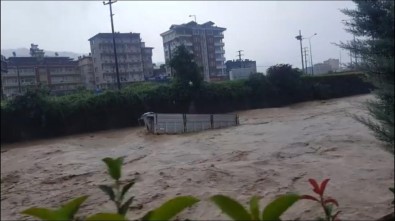 Selin Sürüklediği Kamyon Kasası Hopa'ya Dere Suları İle İşte Böyle Ulaştı