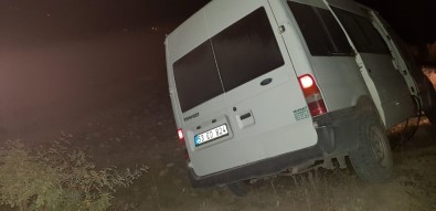Uygulamadan Kaçan Minibüs Şarampole Uçtu