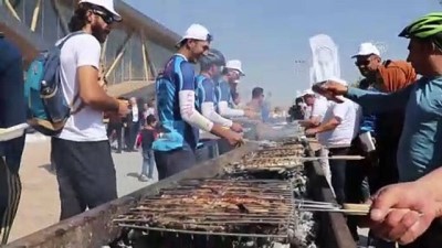 Van'daki Festivalde Bir Ton İnci Kefali Dağıtıldı