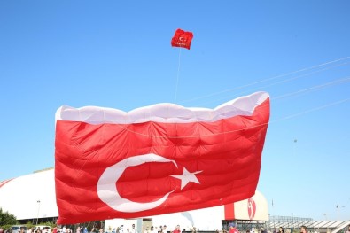 60 Metrekarelik Ay Yıldızlı Dev Uçurtma İstanbul Semalarında