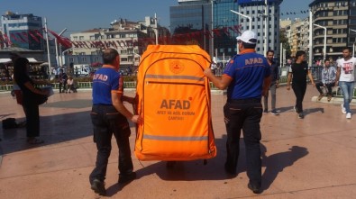 AFAD'dan Taksim'de Deprem Çantası Farkındalığı
