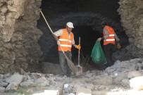 AKREP - Büyükşehir Belediyesi Ekipleri, Tarihi Surların Etrafını Temizliyor