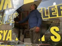 İKİNCİ EL EŞYA - Erzincan'da İş Yerine Parke Taşıyla Saldırı Anı Güvenlik Kamerasına Yansıdı