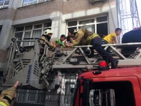 Fatih'te 5 Katlı Binada Yangın Paniği