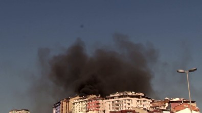 Şişli'de 5 Katlı Binanın Çatı Katı Alev Alev Yandı