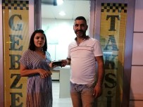 KİMLİK KARTI - Taksi Şoförü Bulduğu Para Ve Cüzdanı Sahibine Ulaştırdı