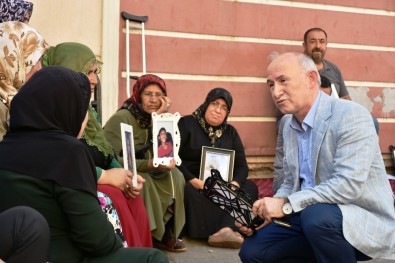 Tarihçi Yazar Prof. Dr. Şimşirgil'den HDP Önünde Eylem Yapan Ailelere Destek Ziyareti