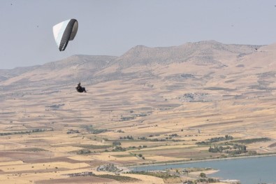 Yamaç Paraşütü Meraklıları Gercüş Semalarında