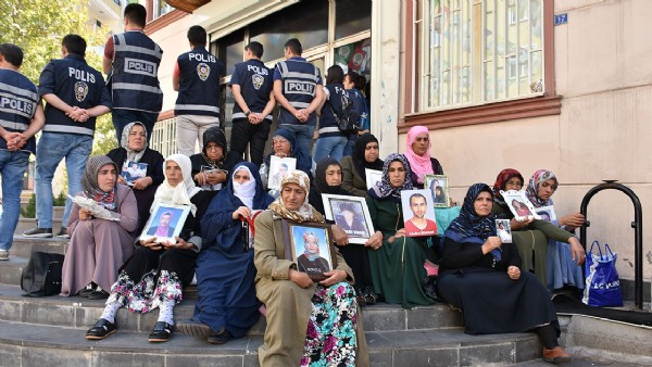 Diyarbakır annelerinin oturma eylemine katılım sürüyor